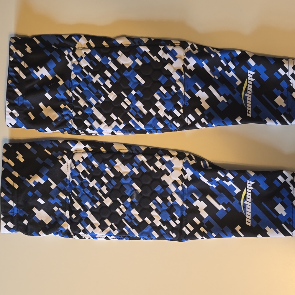 CoolOMG Blue and Black Knee Sleeves